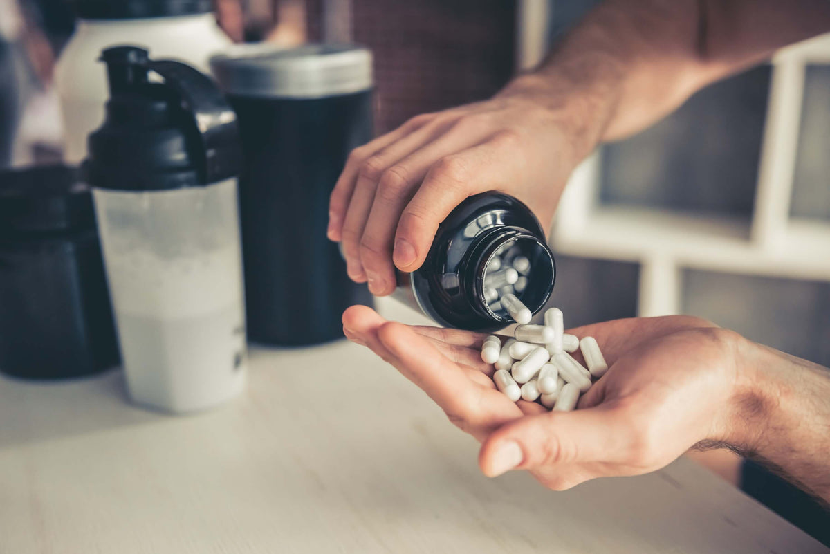 Kapseln und Proteinpulver mit BCAA