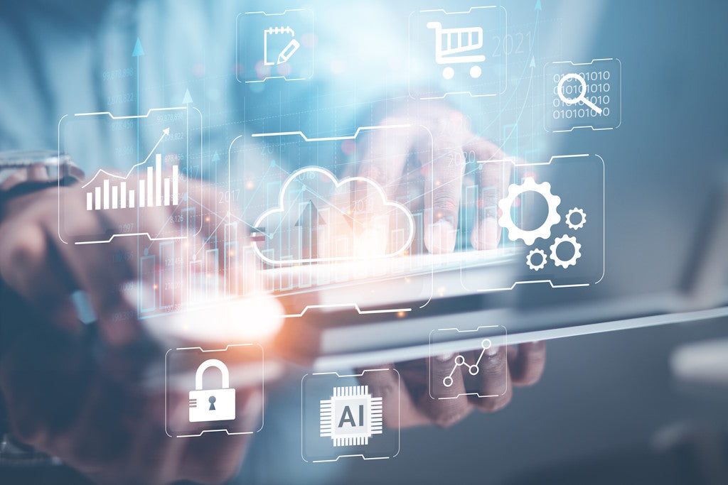 Symbole für Cloudspeicher, Daten, Datensicherheit, KI, im Hintergrund Hände, die auf einer Tastatur tippen