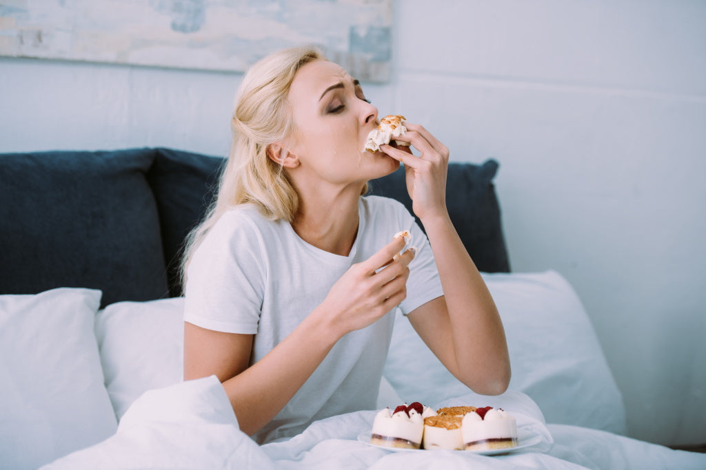 Emotionales Essen: Frau isst gierig Kuchen