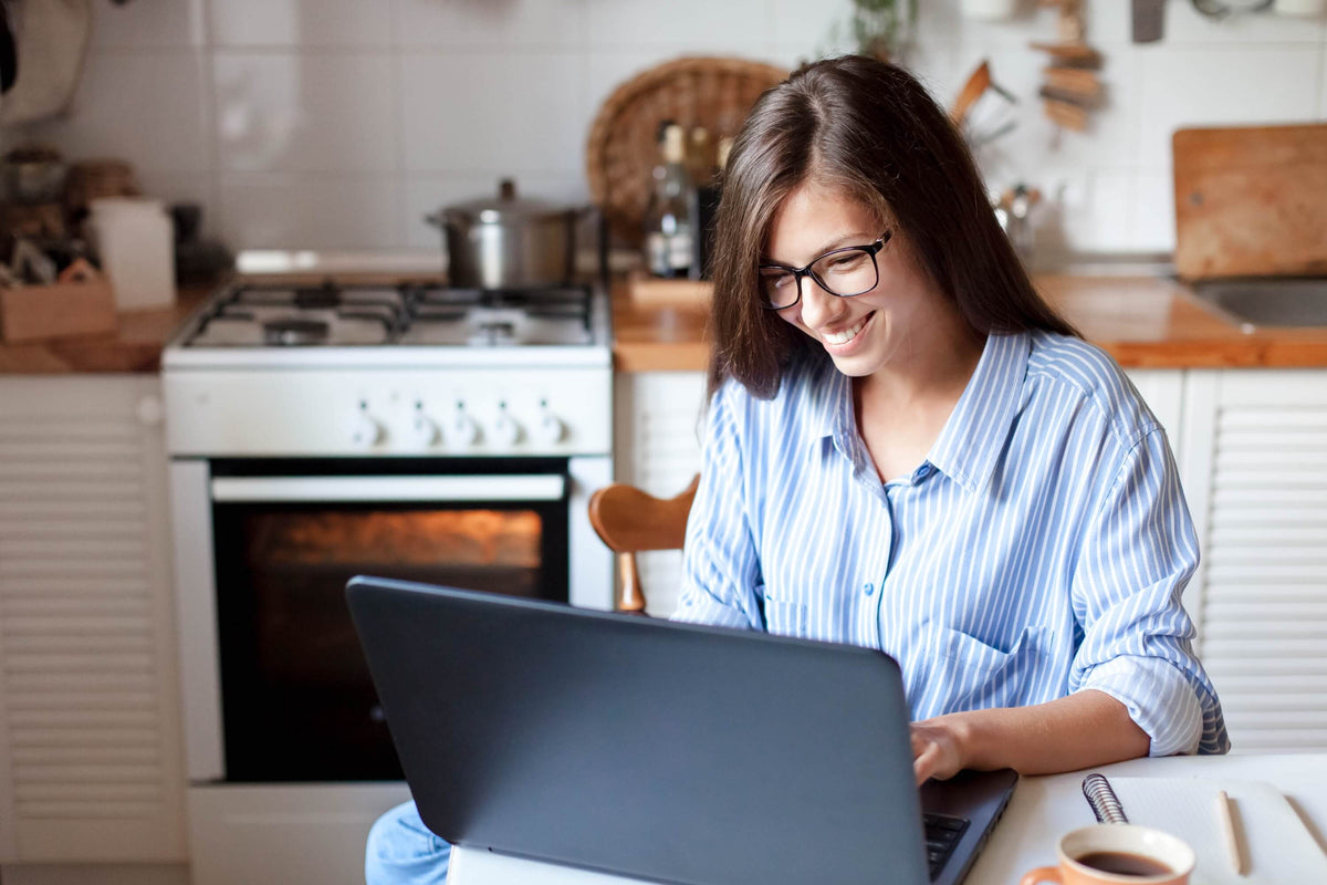 Home-Office - Frau arbeitet in ihrer Küche