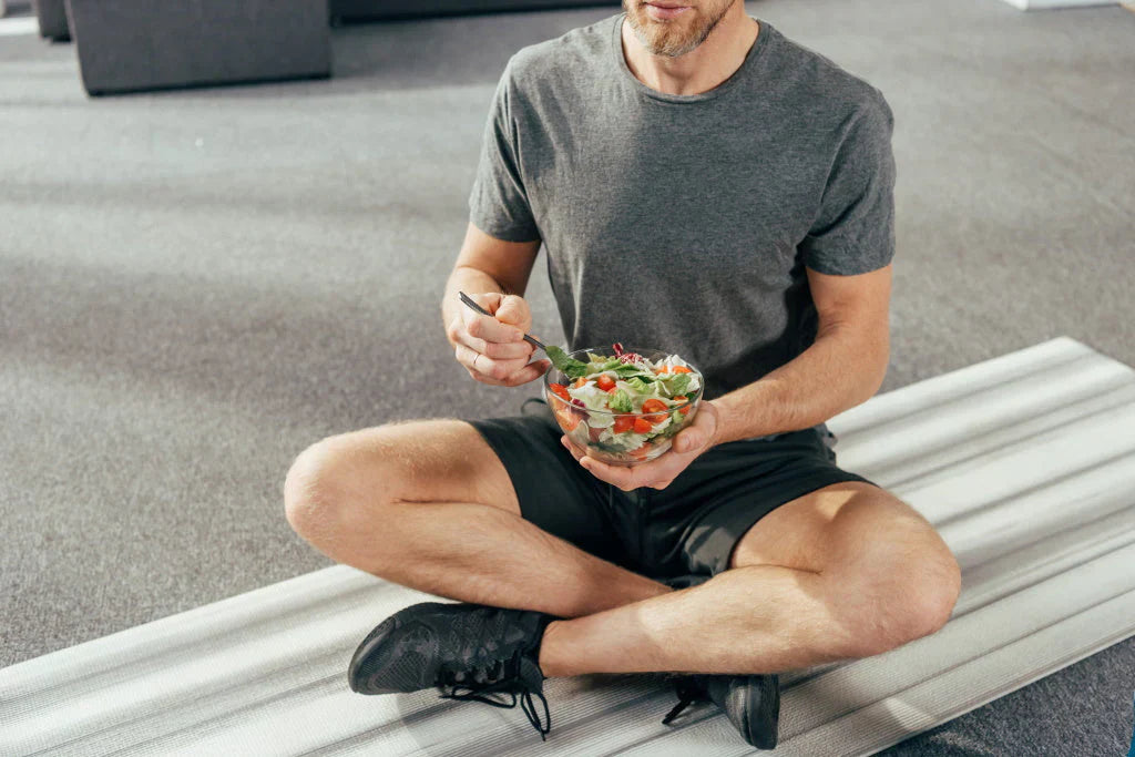 Sporternährung: Mann isst Nudelsalat