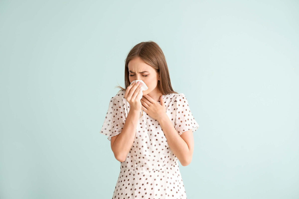 Frau mit Allergie schnäuzt sich