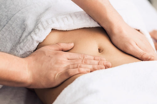 Bauchmassage: So hilft sie bei Verstopfung und anderen Beschwerden