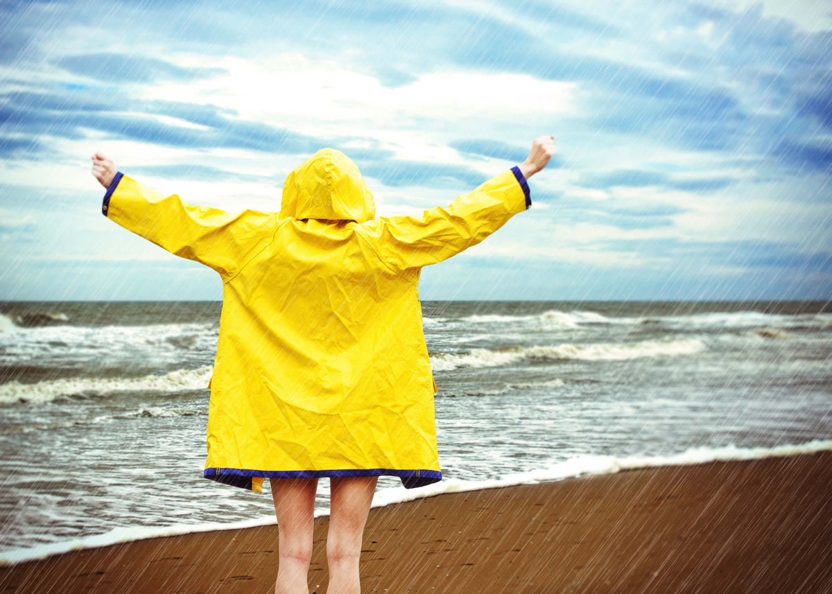 Frau im Regen am Strand - Immunsystem schützt vor Krankheit