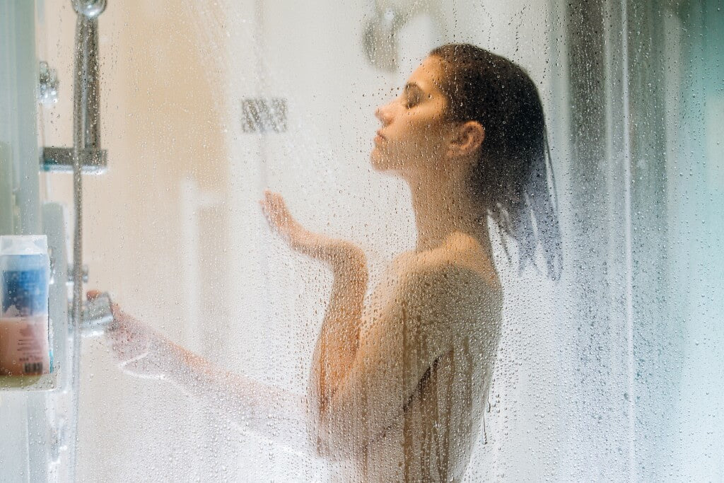 Kalt duschen und Wechseldusche: Frau unter der Dusche