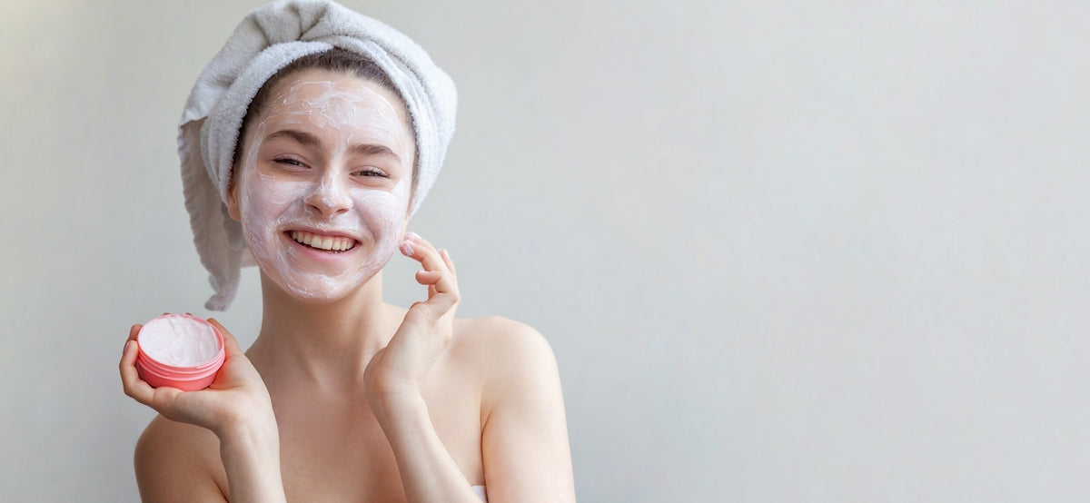Schöne Haut - Frau mit Gesichtscreme