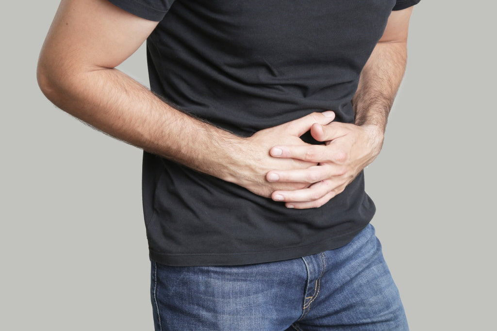 Verstopfung: Mann hält sich den Bauch