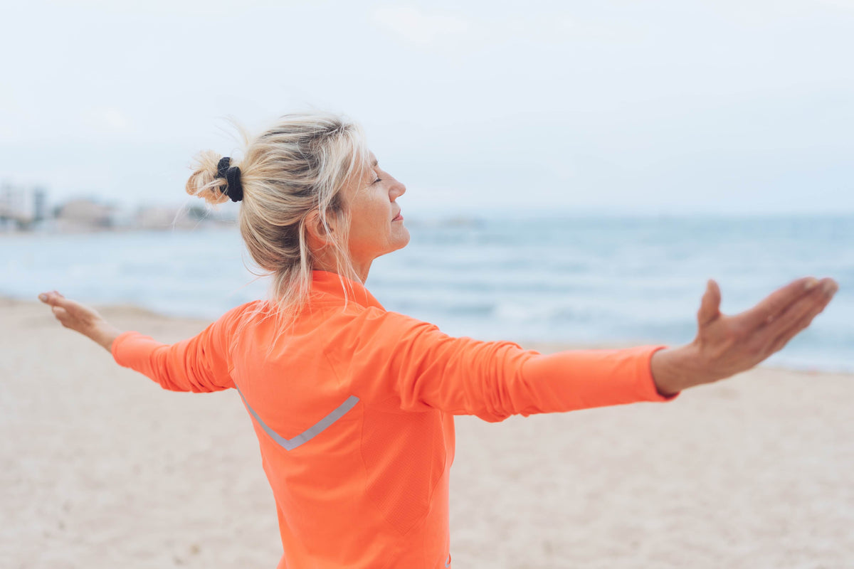 Frau in den Wechseljahren am Strand