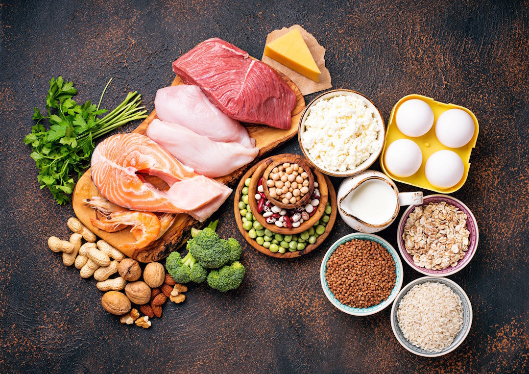 Proteinreiche Lebensmittel: Fisch, Fleisch, Eier, Quark, Hülsenfrüchte, Nüsse, Saaten