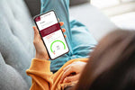 Frau schaut auf Smartphone, das die Ergebnisse des PSA Tests zeigt