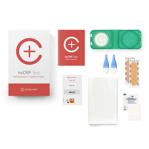 Inhalt des hsCRP Testkits von cerascreen: Verpackung, Anleitung, Lanzetten, Plfaster, Trockenblutschatulle, Desinfektionstuch, Rücksendeumschlag